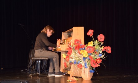 PIERWSZY KONCERT PIANISTYCZNY NA SCENIE TOK