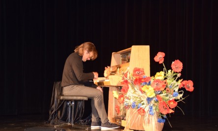 PIERWSZY KONCERT PIANISTYCZNY NA SCENIE TOK