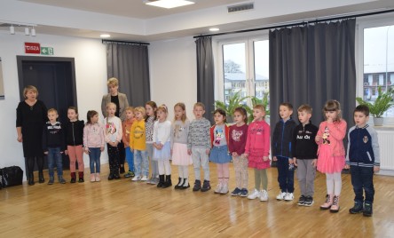 Przedszkolaki na Dzień Seniora