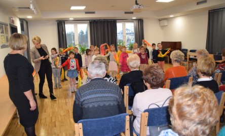 Przedszkolaki na Dzień Seniora
