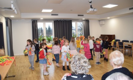 Przedszkolaki na Dzień Seniora