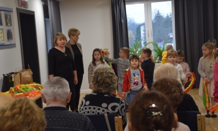 Przedszkolaki na Dzień Seniora