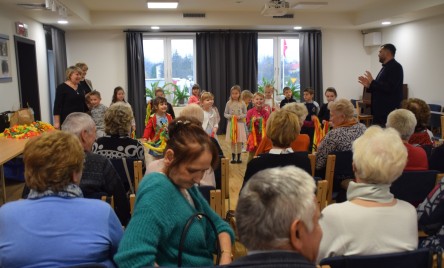 Przedszkolaki na Dzień Seniora