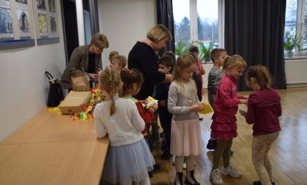 Przedszkolaki na Dzień Seniora