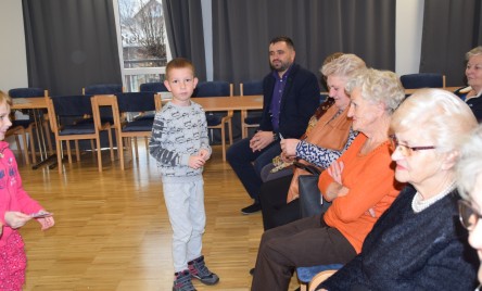 Przedszkolaki na Dzień Seniora