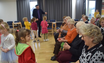 Przedszkolaki na Dzień Seniora