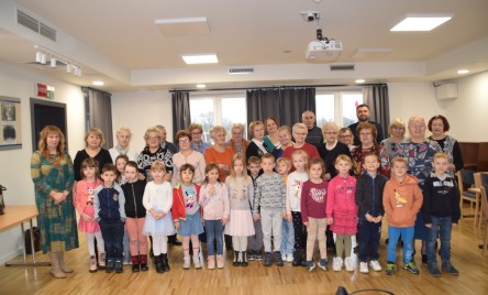 Przedszkolaki na Dzień Seniora
