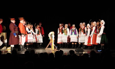 Kurpiowski Zespół Folklorystyczny CARNIACY z Czarni wraz z Zespołem Folklorystycznym KURPIOWSZCZYZNA z Myszyńca (pow. ostrołęcki, woj. mazowieckie) &#34;Zaślubiny po kurpiowsku&#34; 