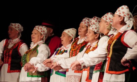 Kurpiowski Zespół Folklorystyczny CARNIACY z Czarni wraz z Zespołem Folklorystycznym KURPIOWSZCZYZNA z Myszyńca (pow. ostrołęcki, woj. mazowieckie) &#34;Zaślubiny po kurpiowsku&#34;