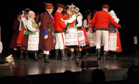 Kurpiowski Zespół Folklorystyczny CARNIACY z Czarni wraz z Zespołem Folklorystycznym KURPIOWSZCZYZNA z Myszyńca (pow. ostrołęcki, woj. mazowieckie) &#34;Zaślubiny po kurpiowsku&#34;