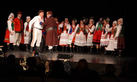 Kurpiowski Zespół Folklorystyczny CARNIACY z Czarni wraz z Zespołem Folklorystycznym KURPIOWSZCZYZNA z Myszyńca (pow. ostrołęcki, woj. mazowieckie) &#34;Zaślubiny po kurpiowsku&#34;