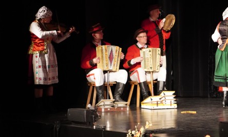 Kurpiowski Zespół Folklorystyczny CARNIACY z Czarni wraz z Zespołem Folklorystycznym KURPIOWSZCZYZNA z Myszyńca (pow. ostrołęcki, woj. mazowieckie) &#34;Zaślubiny po kurpiowsku&#34;