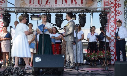 Delegacja z Tarnogrodu na Dożynkach Powiatowych w Obszy