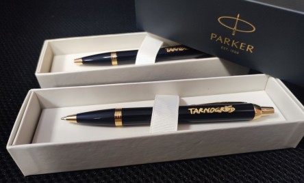 Przedstawiamy dwa długopisy PARKER złocone grawerem &#34;Tarnogród&#34;, które przekazał na  aukcje WOŚP Burmistrz Paweł Dec