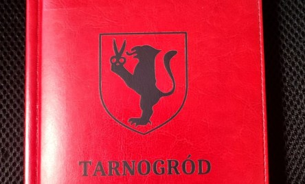 Zapraszamy do licytacji TARNOGRODZKIEGO KALENDARZA 2025 podarowanego przez Burmistrza Pawła Deca
