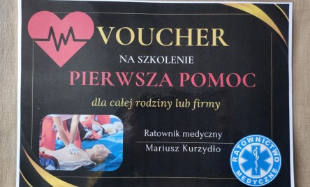 Ratownik medyczny MARIUSZ KURZYDŁO przekazał Voucher na szkolenie z pierwszej pomocy  dla całej rodziny lub firmy