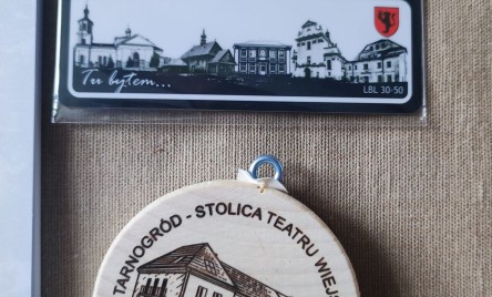 Prezes Tarnogrodzkiego Towarzystwa Regionalnego Anna Kuziak przekazała na licytację zestaw: książkę autorstwa Tomasza Brytana pt. &#34;Powstanie styczniowe w okręgu tarnogrodzkim&#34; wydana przez TTR wraz z magnesem Tarnogrodu i Znaczkiem Turystycz