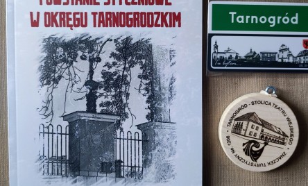 Prezes Tarnogrodzkiego Towarzystwa Regionalnego Anna Kuziak przekazała na licytację zestaw: książkę autorstwa Tomasza Brytana pt. &#34;Powstanie styczniowe w okręgu tarnogrodzkim&#34; wydana przez TTR wraz z magnesem Tarnogrodu i Znaczkiem Turystycz