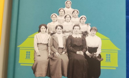 Zestaw książek o naszych babkach, który składa się z 3 pozycji, jedna z nich to &#34;Ziemianki&#34; Marty Strzeleckiej. 