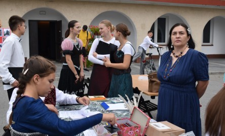 „Gościu, siądź pod mym liściem, a odpoczni sobie! Nie dojǳie cię tu słońce, przyrzekam ja tobie…”
