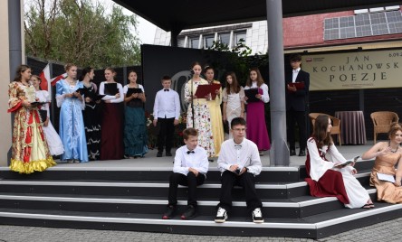 „Gościu, siądź pod mym liściem, a odpoczni sobie! Nie dojǳie cię tu słońce, przyrzekam ja tobie…”