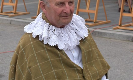 „Gościu, siądź pod mym liściem, a odpoczni sobie! Nie dojǳie cię tu słońce, przyrzekam ja tobie…”