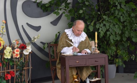 „Gościu, siądź pod mym liściem, a odpoczni sobie! Nie dojǳie cię tu słońce, przyrzekam ja tobie…”