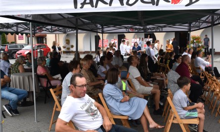 „Gościu, siądź pod mym liściem, a odpoczni sobie! Nie dojǳie cię tu słońce, przyrzekam ja tobie…”