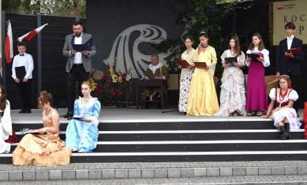 „Gościu, siądź pod mym liściem, a odpoczni sobie! Nie dojǳie cię tu słońce, przyrzekam ja tobie…”