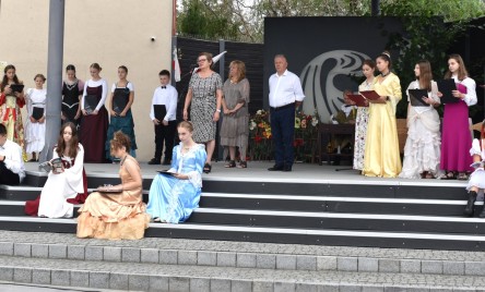 „Gościu, siądź pod mym liściem, a odpoczni sobie! Nie dojǳie cię tu słońce, przyrzekam ja tobie…”