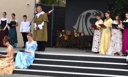 „Gościu, siądź pod mym liściem, a odpoczni sobie! Nie dojǳie cię tu słońce, przyrzekam ja tobie…”