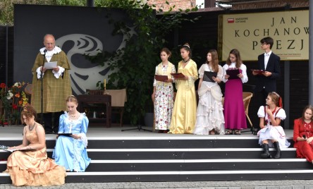 „Gościu, siądź pod mym liściem, a odpoczni sobie! Nie dojǳie cię tu słońce, przyrzekam ja tobie…”