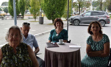 „Gościu, siądź pod mym liściem, a odpoczni sobie! Nie dojǳie cię tu słońce, przyrzekam ja tobie…”