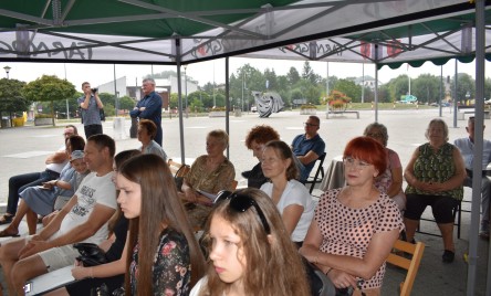 „Gościu, siądź pod mym liściem, a odpoczni sobie! Nie dojǳie cię tu słońce, przyrzekam ja tobie…”