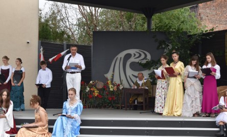 „Gościu, siądź pod mym liściem, a odpoczni sobie! Nie dojǳie cię tu słońce, przyrzekam ja tobie…”