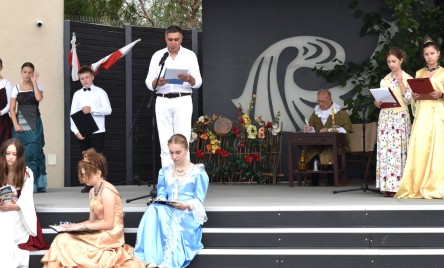 „Gościu, siądź pod mym liściem, a odpoczni sobie! Nie dojǳie cię tu słońce, przyrzekam ja tobie…”