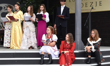 „Gościu, siądź pod mym liściem, a odpoczni sobie! Nie dojǳie cię tu słońce, przyrzekam ja tobie…”