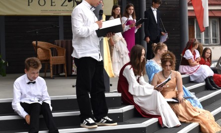 „Gościu, siądź pod mym liściem, a odpoczni sobie! Nie dojǳie cię tu słońce, przyrzekam ja tobie…”