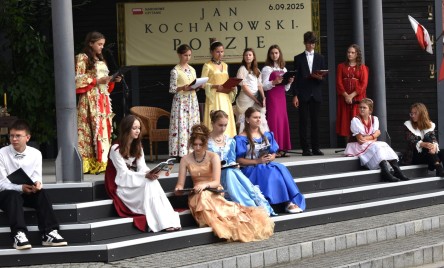 „Gościu, siądź pod mym liściem, a odpoczni sobie! Nie dojǳie cię tu słońce, przyrzekam ja tobie…”