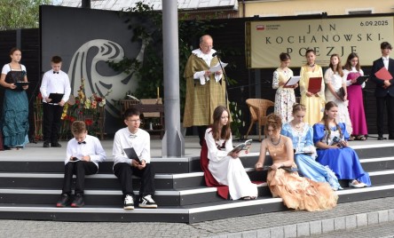 „Gościu, siądź pod mym liściem, a odpoczni sobie! Nie dojǳie cię tu słońce, przyrzekam ja tobie…”