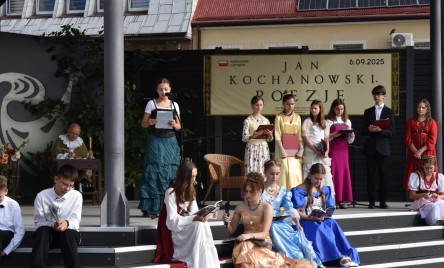 „Gościu, siądź pod mym liściem, a odpoczni sobie! Nie dojǳie cię tu słońce, przyrzekam ja tobie…”