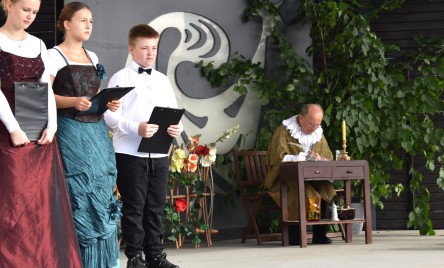 „Gościu, siądź pod mym liściem, a odpoczni sobie! Nie dojǳie cię tu słońce, przyrzekam ja tobie…”