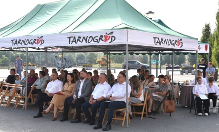 „Gościu, siądź pod mym liściem, a odpoczni sobie! Nie dojǳie cię tu słońce, przyrzekam ja tobie…”