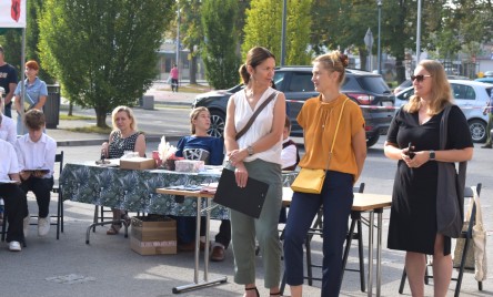 „Gościu, siądź pod mym liściem, a odpoczni sobie! Nie dojǳie cię tu słońce, przyrzekam ja tobie…”