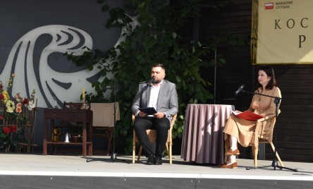 „Gościu, siądź pod mym liściem, a odpoczni sobie! Nie dojǳie cię tu słońce, przyrzekam ja tobie…”