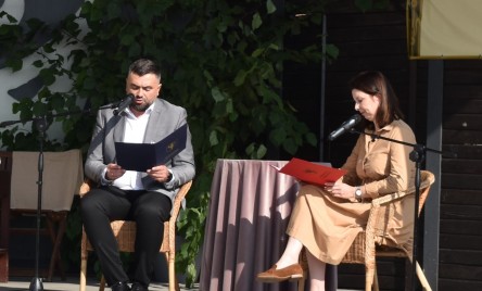 „Gościu, siądź pod mym liściem, a odpoczni sobie! Nie dojǳie cię tu słońce, przyrzekam ja tobie…”