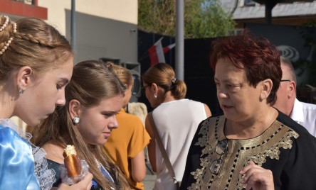 „Gościu, siądź pod mym liściem, a odpoczni sobie! Nie dojǳie cię tu słońce, przyrzekam ja tobie…”