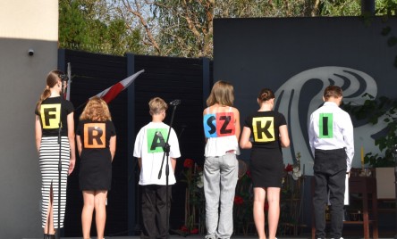 „Gościu, siądź pod mym liściem, a odpoczni sobie! Nie dojǳie cię tu słońce, przyrzekam ja tobie…”