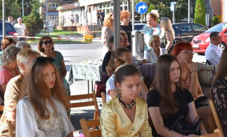 „Gościu, siądź pod mym liściem, a odpoczni sobie! Nie dojǳie cię tu słońce, przyrzekam ja tobie…”