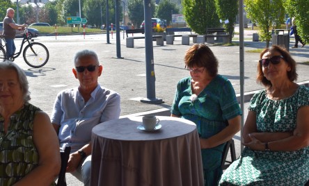 „Gościu, siądź pod mym liściem, a odpoczni sobie! Nie dojǳie cię tu słońce, przyrzekam ja tobie…”